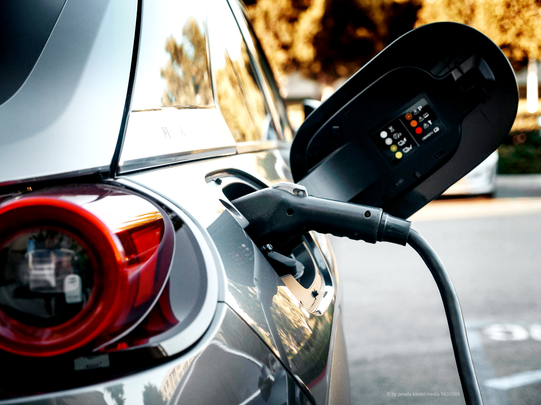 E-Mobilitäts- & Solartechnologien bzw. Photovoltaiktechnologien + Speichertechnik by Elektrotechnik Detlef Kalenborn - Bild: © copyright by pexels kindel media 9800009