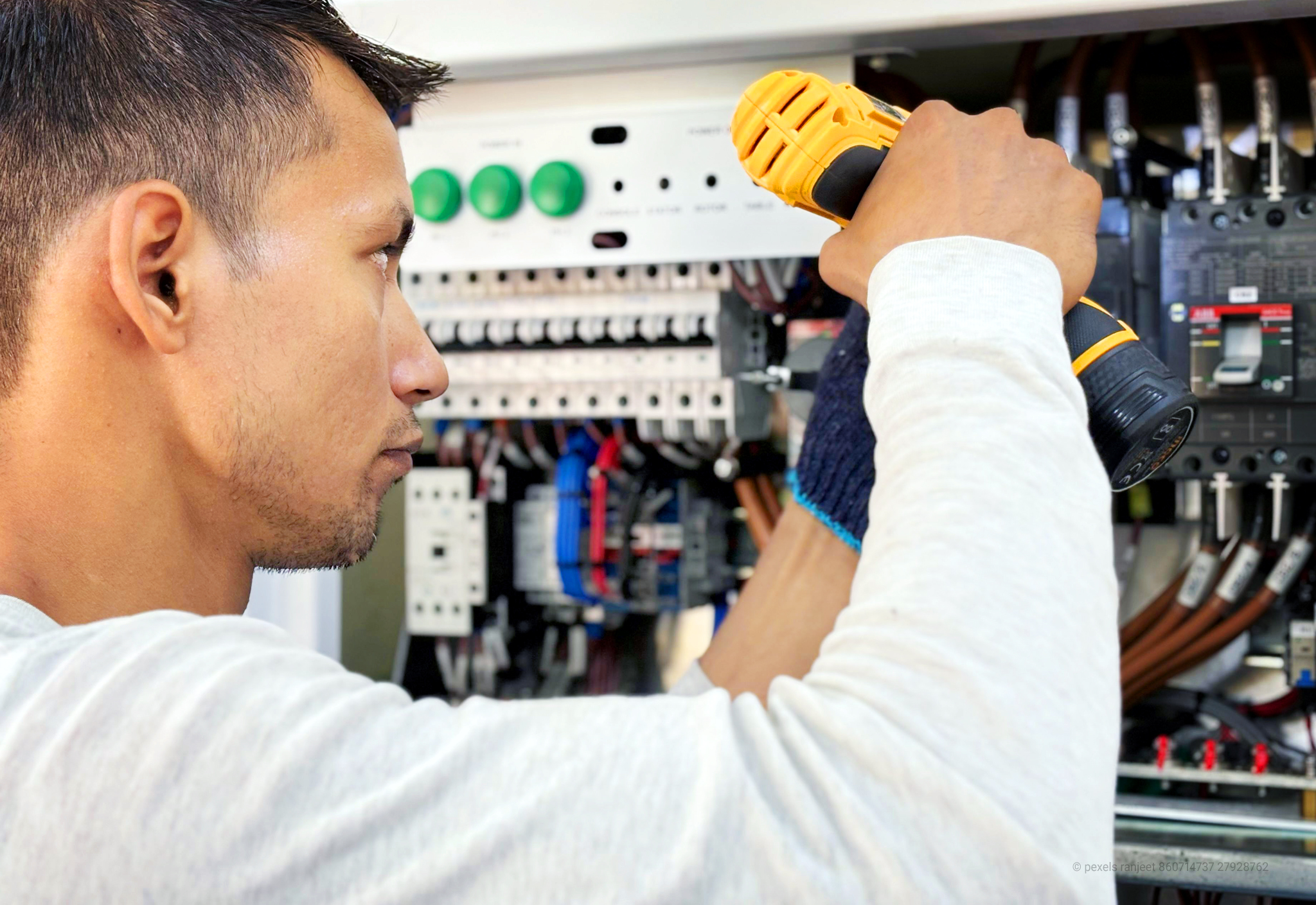 Ihr starker Partner für moderne Elektroinstallationen | Bild © by pexels ranjeet 860714737-27928762